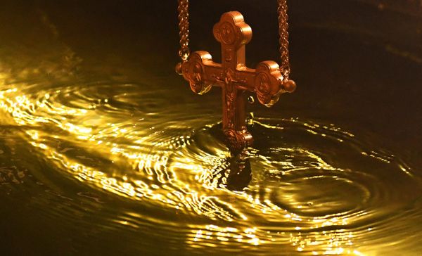 An Orthodox priest performs the rite of blessing the water on the occasion of the feast of the Baptism of the Lord in a fountain with a continuous supply of water from the Yenisei, installed on the left-bank embankment in the Central District of Krasnoyarsk. - Sputnik International