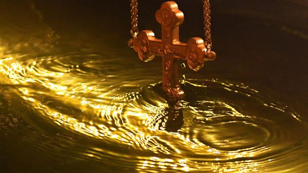 An Orthodox priest performs the rite of blessing the water on the occasion of the feast of the Baptism of the Lord in a font with a continuous supply of water from the Yenisei, installed on the left-bank embankment in the Central District of Krasnoyarsk. - Sputnik International