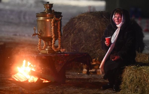 A woman rests at the site of Epiphany bathing at the Resurrection Stauropegial Monastery on the Istra River. - Sputnik International