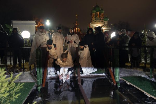 A Russian Orthodox priest blesses the icy water during a traditional Epiphany at the Church of the Holy Trinity in Ostankino near the TV Tower in Moscow, Russia, Wednesday, Jan. 18, 2023.  (AP Photo/Alexander Zemlianichenko) - Sputnik International