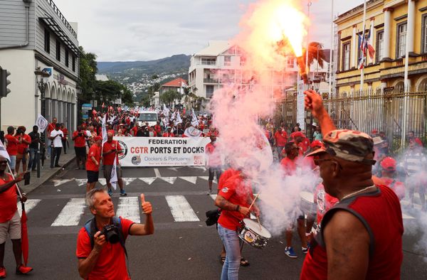 Demonstrators wave flares as they march during a rally in Saint-Denis de la Reunion on the French Indian island of La Reunion on January 19, 2023, as part of a strike by workers held to protest the French government's proposed pension reform to raise the legal retirement age from 62 to 64. (Photo by Richard BOUHET / AFP) - Sputnik International