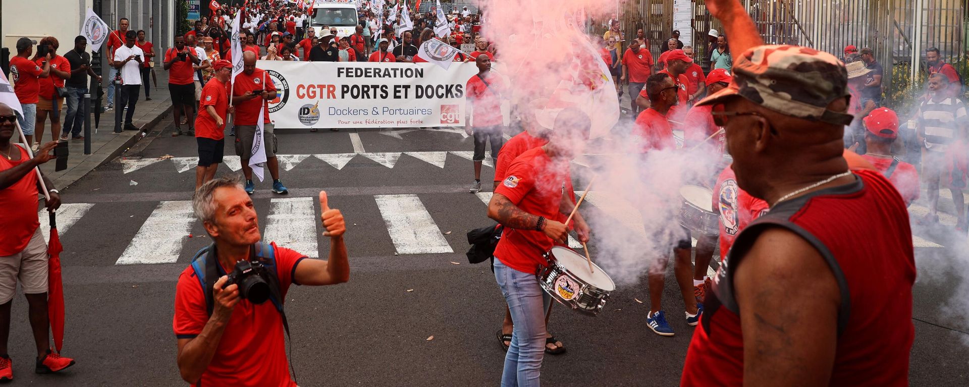 Protesters march in Saint-Denis de la Reunion, France - Sputnik International, 1920, 19.01.2023