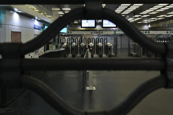 This photograph taken on January 19, 2023 shows a metal curtain closing off access to Montparnasse metro station in Paris, as workers go on strike over French President Macron's plan to raise the legal retirement age from 62 to 64.  (Photo by STEPHANE DE SAKUTIN / AFP) - Sputnik International
