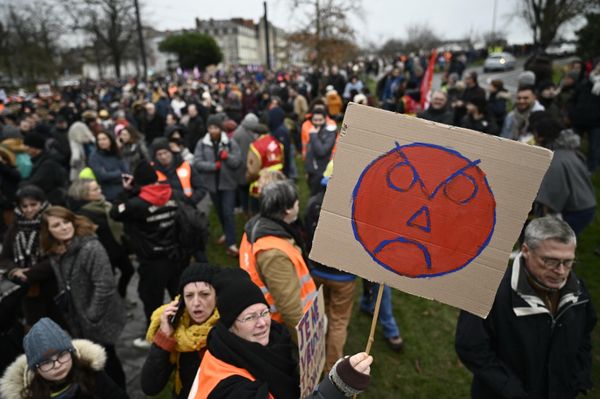 A protestor holds a placard during a rally called by French trade unions in Nantes, western France, on January 19, 2023, as workers go on strike over the French President's plan to raise the legal retirement age from 62 to 64. (Photo by LOIC VENANCE / AFP) - Sputnik International