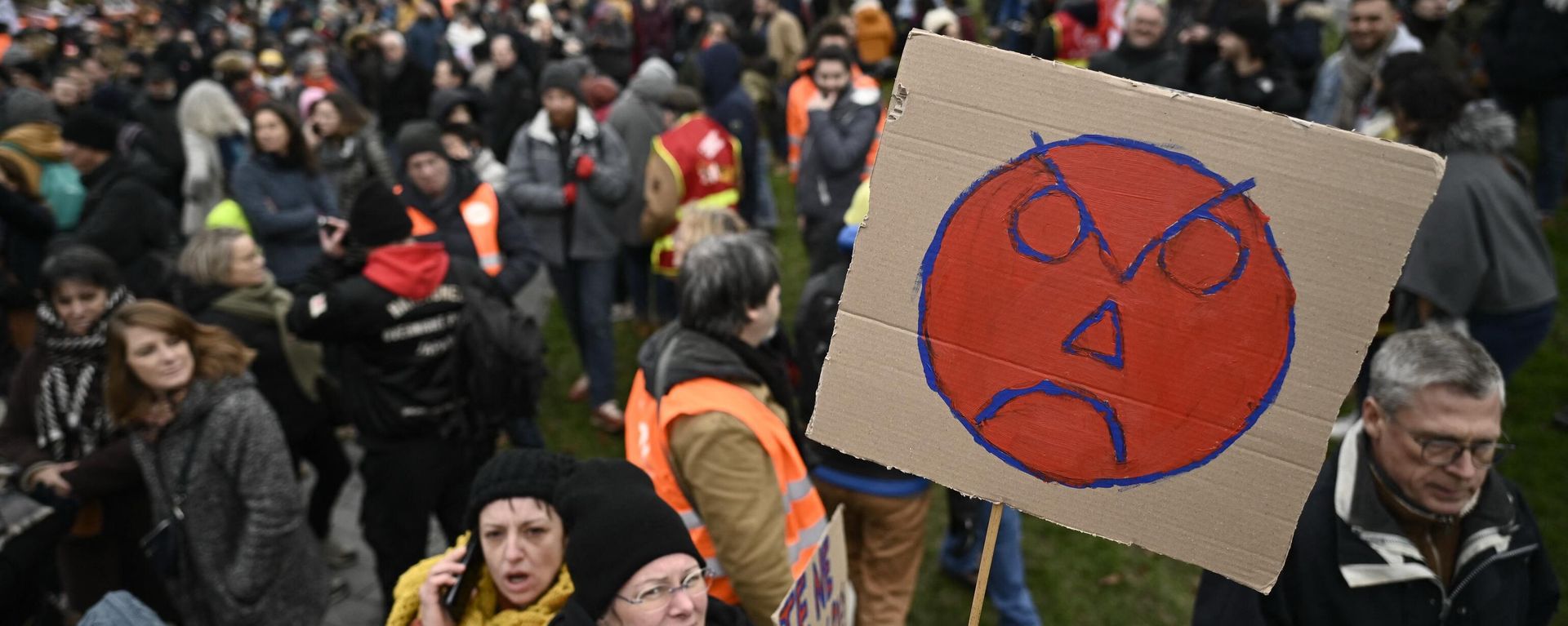 Протестующий держит плакат во время митинга, созванного французскими профсоюзами в Нанте, Франция Протестующий держит плакат во время митинга, созванного французскими профсоюзами в Нанте, Франция - Sputnik International, 1920, 20.01.2023