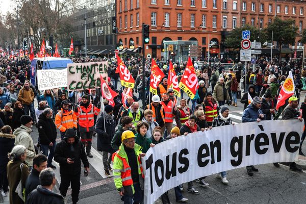 Protesters hold a banner reading "all on strike" during a rally called by French trade unions in Toulouse, southwestern France, on January 19, 2023.  - Sputnik International