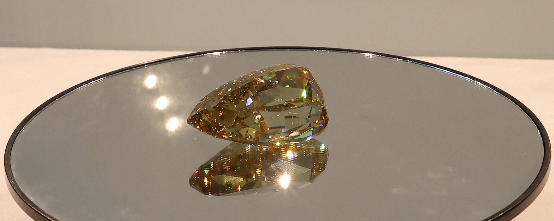 The Golden Canary brownish-yellow coloured diamond, weighing 303.10 carats, is displayed at Sotheby's in the Gulf emirate of Dubai on October 17, 2022. The Golden Canary brownish-yellow coloured diamond, weighing 303.10 carats, is displayed at Sotheby's in the Gulf emirate of Dubai on October 17, 2022. - Sputnik International, 1920, 19.01.2023