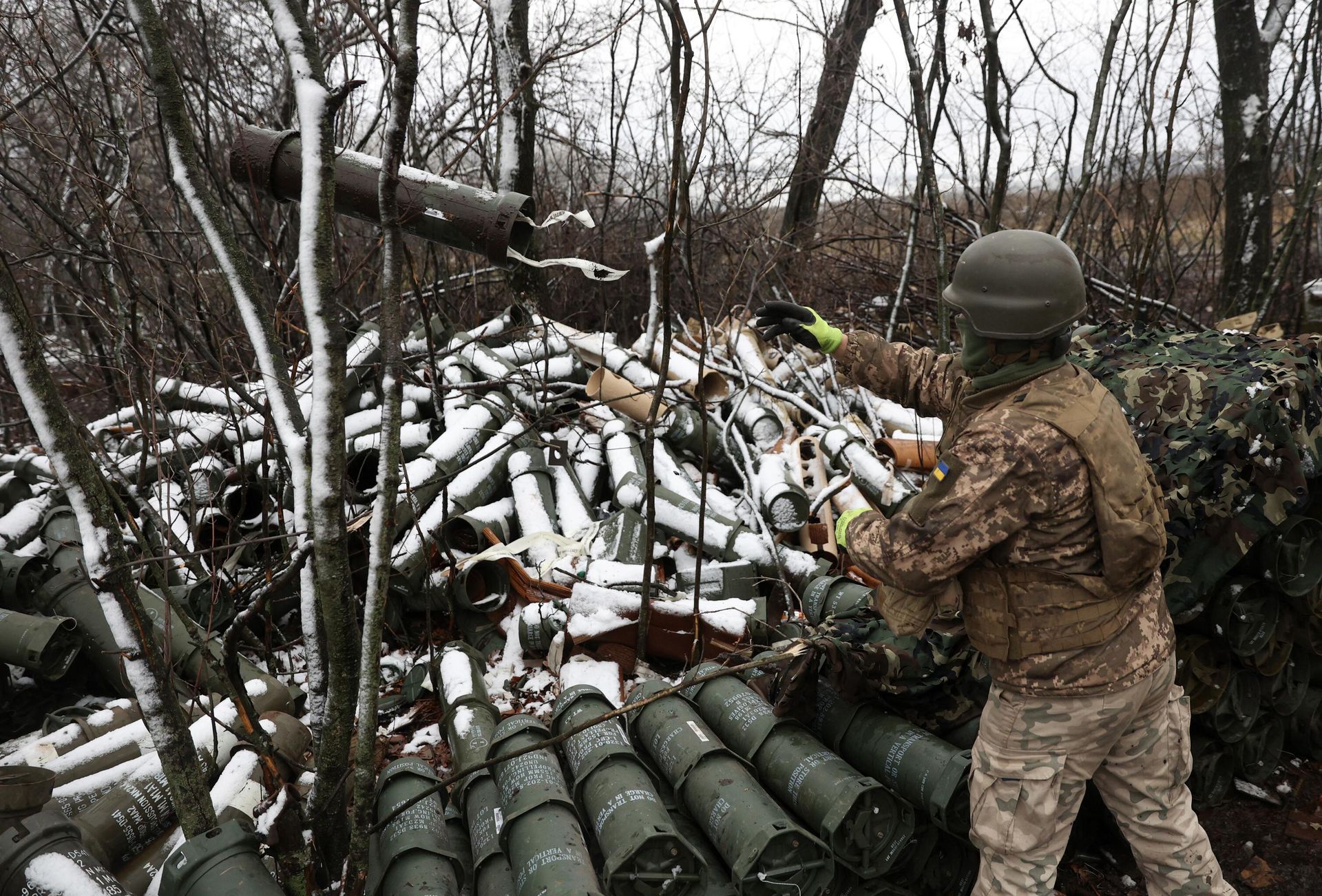 A Ukrainian artilleryman throws an empty 155MM shell tube as Ukrainian soldiers fire a M777 howitzer towards Russian positions on the frontline of eastern Ukraine, on November 23, 2022. - Sputnik International, 1920, 20.01.2023