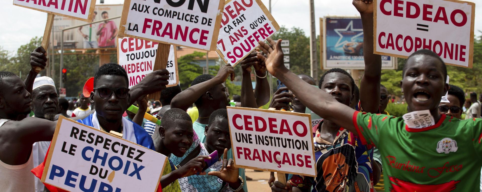 Supporters of Capt. Ibrahim Traore protest against France and the West African regional bloc known as ECOWAS in the streets of Ouagadougou, Burkina Faso, Tuesday, Oct. 4, 2022. Supporters of Capt. Ibrahim Traore protest against France and the West African regional bloc known as ECOWAS in the streets of Ouagadougou, Burkina Faso, Tuesday, Oct. 4, 2022. - Sputnik International, 1920, 21.01.2023
