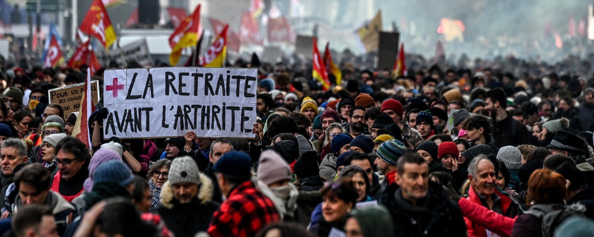 A protestor holds a placard which reads as 'retirement before arthritis' during a rally in Lyon, on January 19, 2023. A protestor holds a placard which reads as 'retirement before arthritis' during a rally in Lyon, on January 19, 2023. - Sputnik International, 1920, 21.01.2023