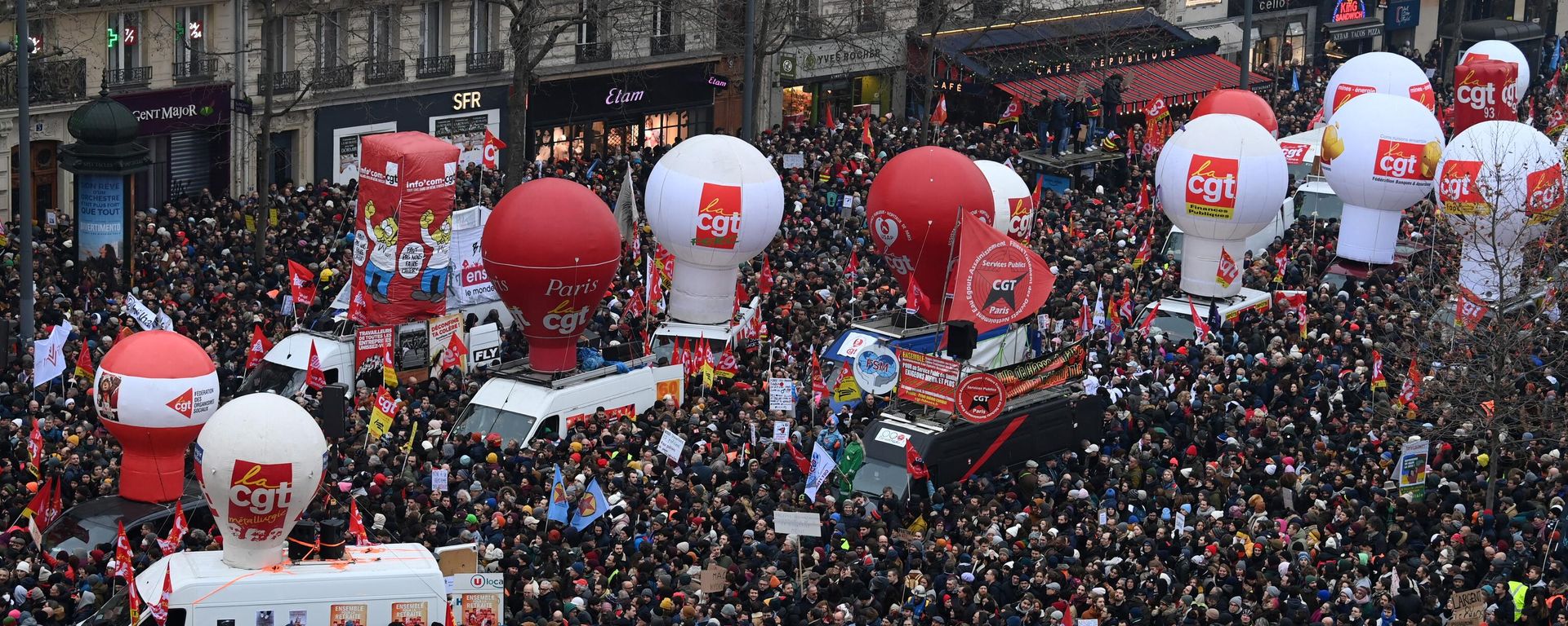 Demonstrators gather at Place de la Republique during a rally called by French trade unions in Paris on January 19, 2023. Demonstrators gather at Place de la Republique during a rally called by French trade unions in Paris on January 19, 2023. - Sputnik International, 1920, 29.01.2023