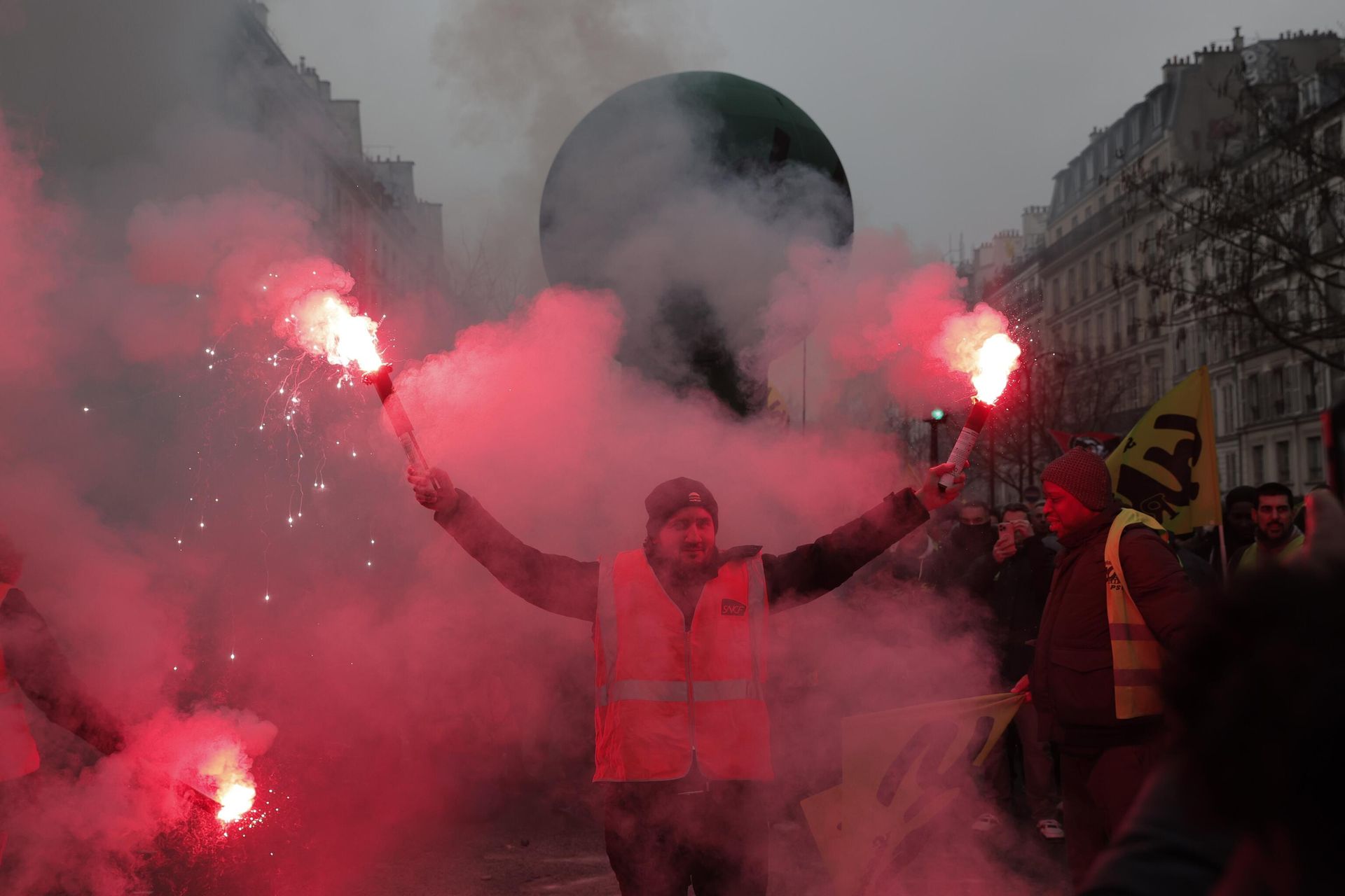 A protestor uses flares during a demonstration against pension changes, Thursday, Jan. 19, 2023 in Paris. A protestor uses flares during a demonstration against pension changes, Thursday, Jan. 19, 2023 in Paris. - Sputnik International, 1920, 21.01.2023