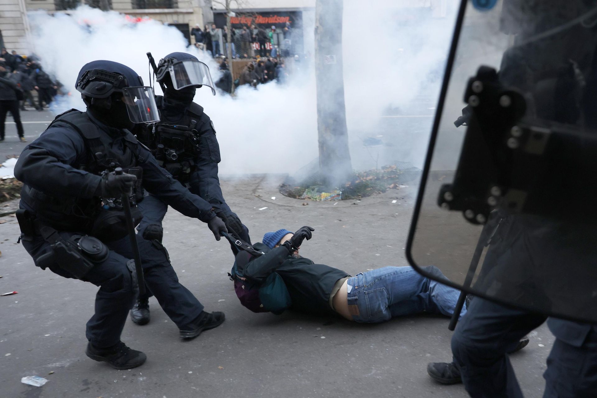 Riot police officers grab a protestor during a demonstration against pension changes, Thursday, Jan. 19, 2023. Riot police officers grab a protestor during a demonstration against pension changes, Thursday, Jan. 19, 2023. - Sputnik International, 1920, 21.01.2023