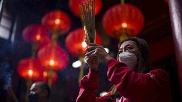 A Malaysian ethnic Chinese prays on the first day of Lunar New Year at a temple in Kuala Lumpur, Malaysia, Sunday, Jan. 22, 2023. - Sputnik International