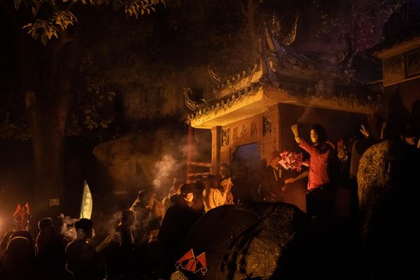 People hold incense sticks while walking around the A-Ma Temple during the start of celebrations of the Chinese Lunar New Year in Macau on 22 January 2023. - Sputnik International