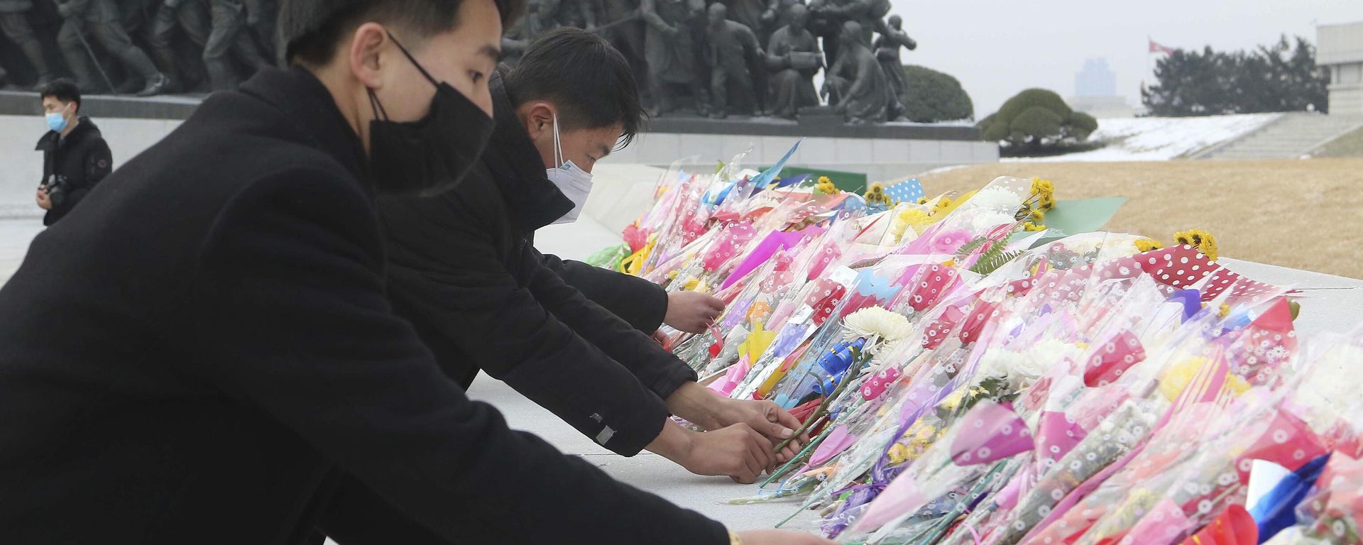 North Korean people visit and pay respect to the statues of late leaders Kim Il Sung and Kim Jong Il on Mansu Hill in Pyongyang, North Korea Sunday, Jan. 22, 2023 on the occasion of the Lunar New Year. North Korean people visit and pay respect to the statues of late leaders Kim Il Sung and Kim Jong Il on Mansu Hill in Pyongyang, North Korea Sunday, Jan. 22, 2023 on the occasion of the Lunar New Year. - Sputnik International, 1920, 17.02.2023