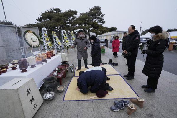 North Korean refugees and their family bow in respect for their ancestors in North Korea as they visit the Imjingak Pavilion, near the border with the North, to celebrate the Lunar New Year in Paju, South Korea on Sunday, 22 January 2023. - Sputnik International