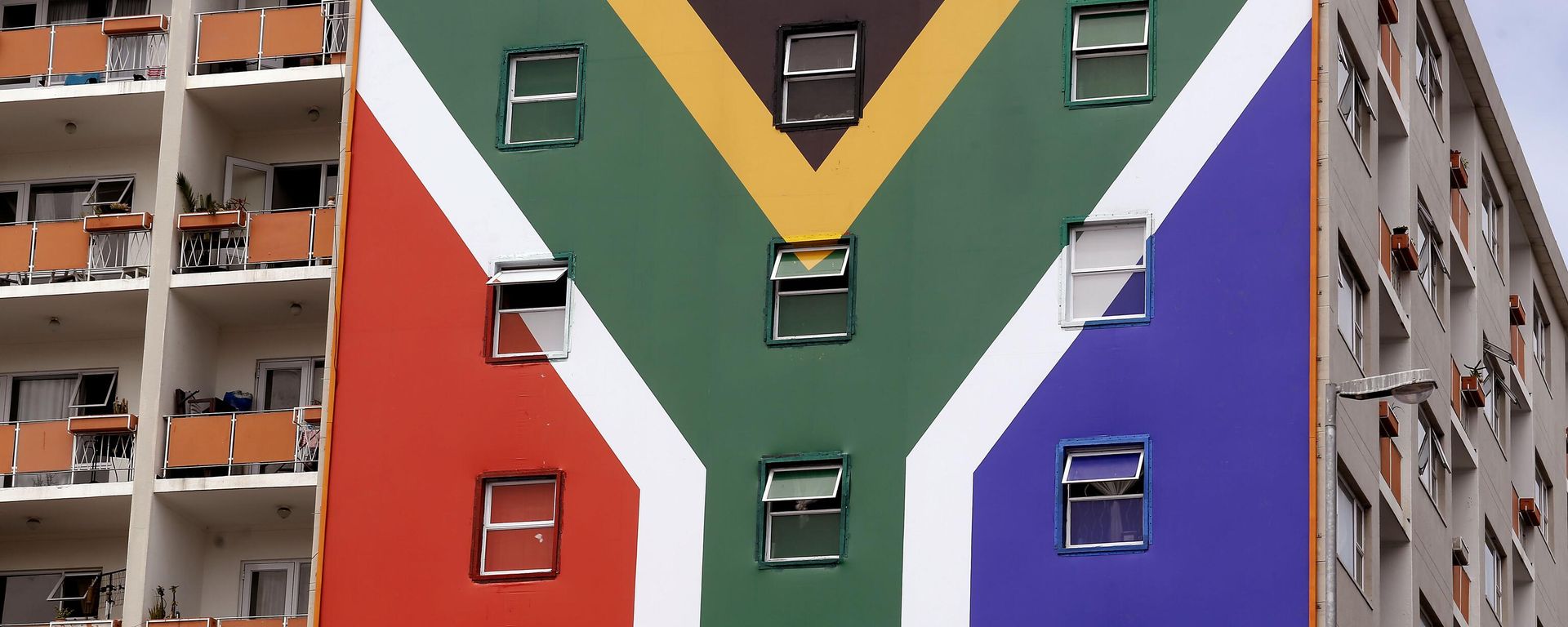 A South African flag banner on the side of an apartment block in the city of Cape Town, South Africa, Monday, Jan. 25, 2016 A South African flag banner on the side of an apartment block in the city of Cape Town, South Africa, Monday, Jan. 25, 2016 - Sputnik International, 1920, 22.01.2023