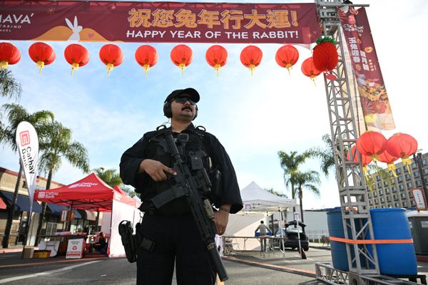 Monterey Park police officers stand at the scene of a mass shooting in Monterey Park, California, on 22 January 2023. - Sputnik International
