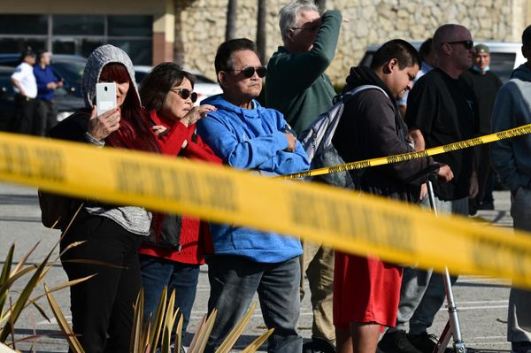 Bystanders watch law enforcement agents breaking into a van with a body in the driver's seat in Torrance, California, on 22 January 2023. - Sputnik International
