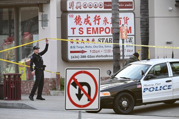 Policemen walk near the scene of a mass shooting in Monterey Park, California, on 22 January 2023. - Sputnik International