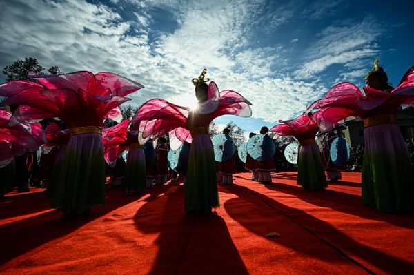 Performers take part in a parade celebrating the Chinese Lunar New Year of the Rabbit, in central Milan, Italy, on 22 January 2023. - Sputnik International