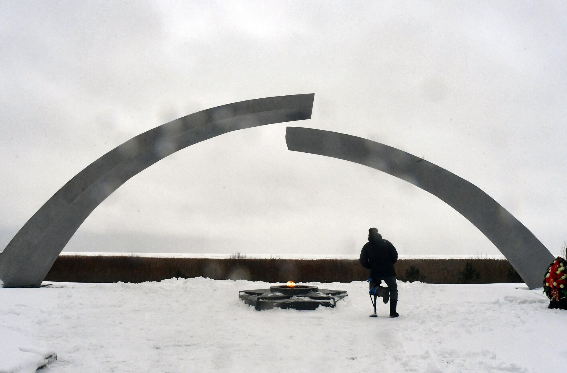A man visits the monument Broken Ring dedicated to breaking of Nazi's siege of Leningrad on the shore of Lake Ladoga in the Leningrad region on January 13, 2023. A man visits the monument Broken Ring dedicated to breaking of Nazi's siege of Leningrad on the shore of Lake Ladoga in the Leningrad region on January 13, 2023. - Sputnik International, 1920, 23.01.2023