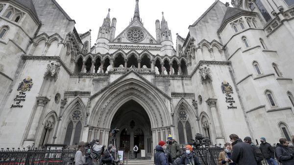 Media wait outside the High Court in London, on March 18, 2021. - Sputnik International