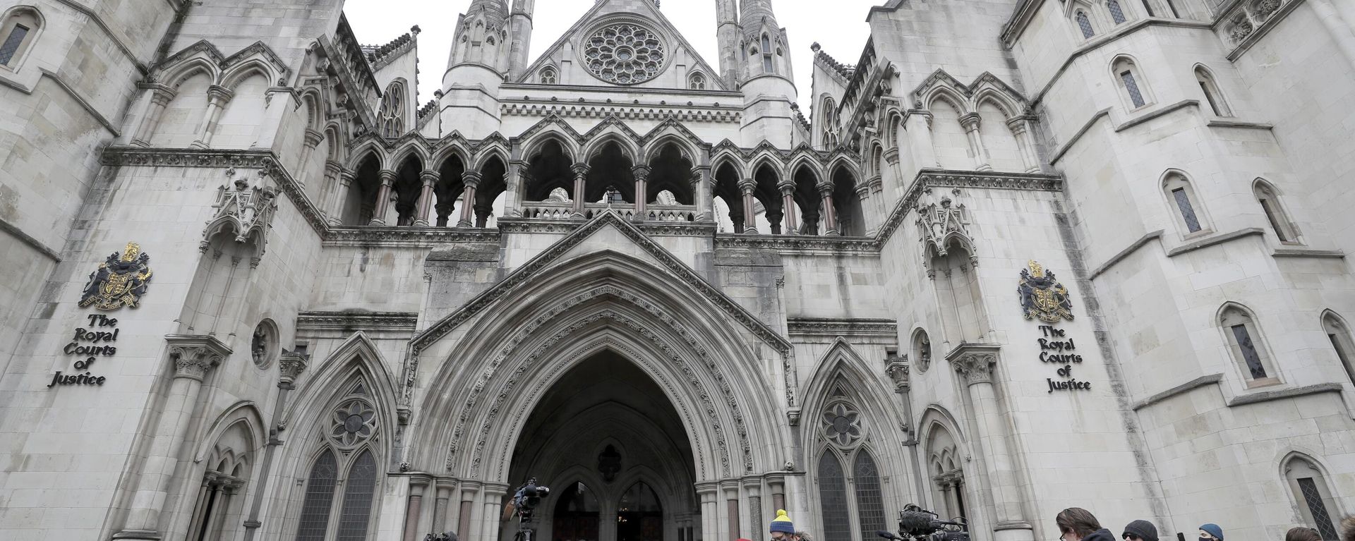 Media wait outside the High Court in London, on March 18, 2021. Media wait outside the High Court in London, on March 18, 2021. - Sputnik International, 1920, 23.01.2023