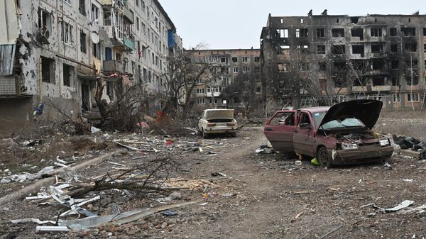 A view shows destroyed buildings and cars in Soledar - Sputnik International