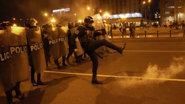 Police in riot gear move to confront anti-government protesters during a march against President Dina Boluarte, in Lima, Peru, Monday, Jan. 23, 2023. Protesters are seeking immediate elections, Boluarte's resignation, the release of ousted President Pedro Castillo and justice for the protesters killed in clashes with police. - Sputnik International