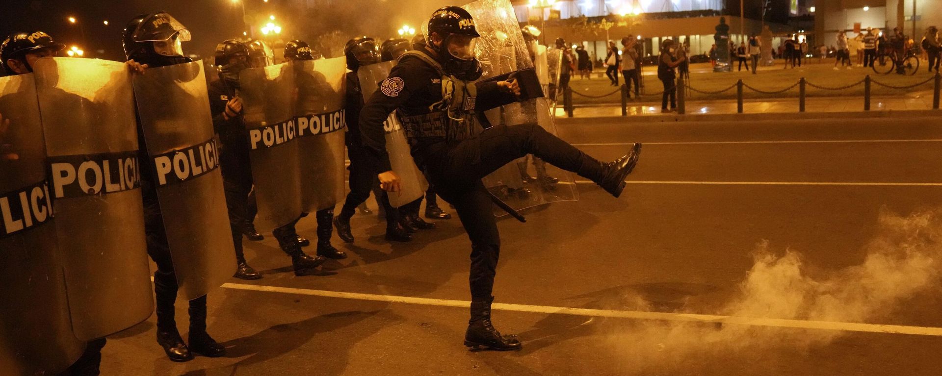 Police in riot gear move to confront anti-government protesters during a march against President Dina Boluarte, in Lima, Peru, Monday, Jan. 23, 2023. Protesters are seeking immediate elections, Boluarte's resignation, the release of ousted President Pedro Castillo and justice for the protesters killed in clashes with police. - Sputnik International, 1920, 11.02.2023