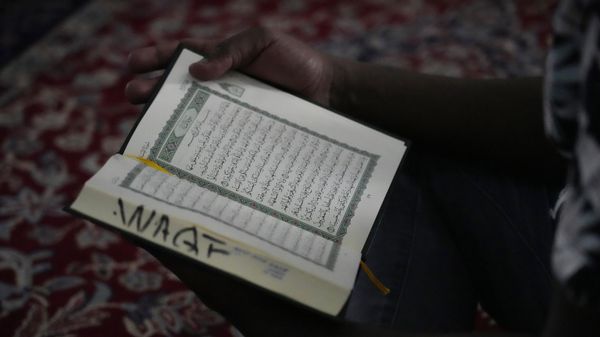 A Muslim reads the Quran at the Jamia mosque, during the of holy month of Ramadan in Nairobi, Kenya Wednesday, April 13, 2022 - Sputnik International
