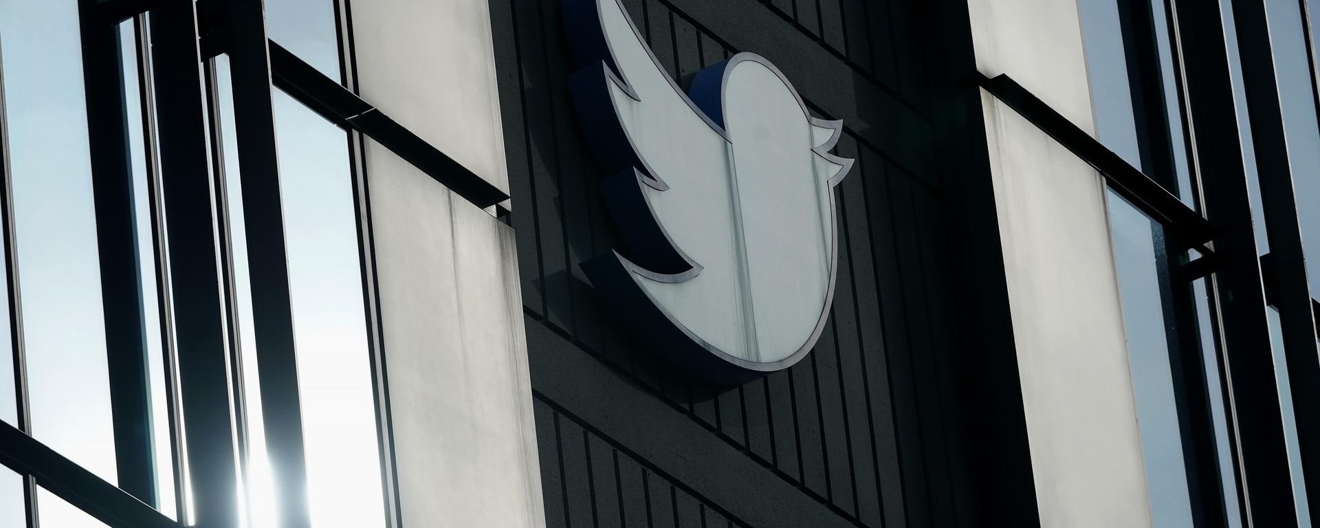 A Twitter logo hangs outside the company's offices in San Francisco, on Dec. 19, 2022. A Twitter logo hangs outside the company's offices in San Francisco, on Dec. 19, 2022. - Sputnik International, 1920, 24.01.2023