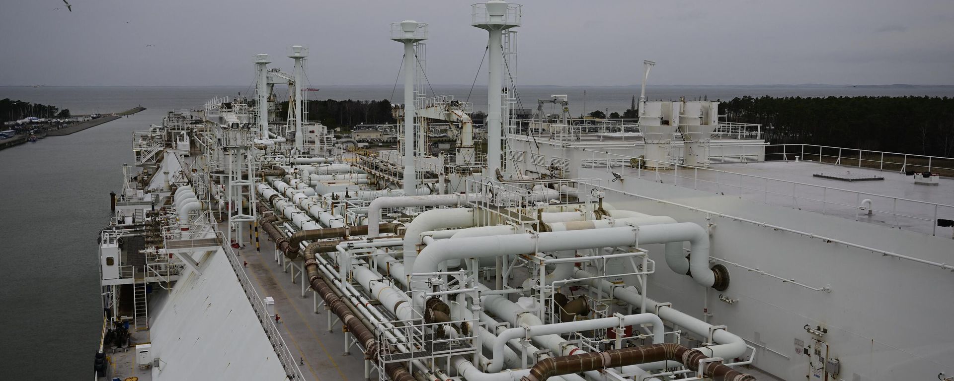 The main deck of the Floating Storage and Regasification Unit (FSRU) Neptune, is seen during the official commissioning of the liquefied natural gas (LNG) terminal 'Deutsche Ostsee' at the harbour in Lubmin, on January 14, 2023 The main deck of the Floating Storage and Regasification Unit (FSRU) Neptune, is seen during the official commissioning of the liquefied natural gas (LNG) terminal 'Deutsche Ostsee' at the harbour in Lubmin, on January 14, 2023 - Sputnik International, 1920, 24.01.2023