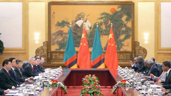 Chinese President Xi Jinping (L) meets with Zambian President Edgar Chagwa Lungu (R) at the Great Hall of the People in Beijing on March 30, 2015. - Sputnik International