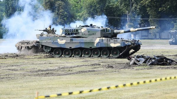 A Leopard 2/A4 battle tank rolls during a handover ceremony of tanks at the army base of Tata, Hungary, on July 24, 2020 - Sputnik International
