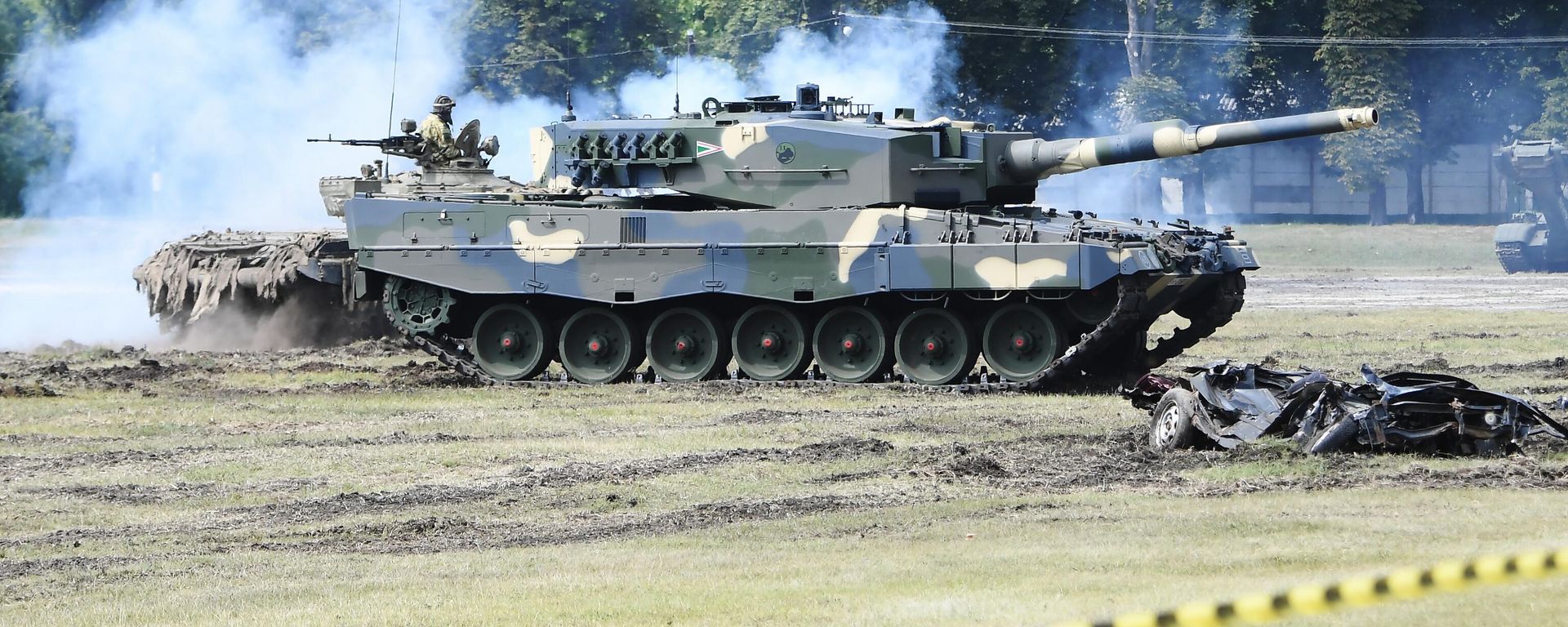 A Leopard 2/A4 battle tank rolls during a handover ceremony of tanks at the army base of Tata, Hungary, on July 24, 2020 A Leopard 2/A4 battle tank rolls during a handover ceremony of tanks at the army base of Tata, Hungary, on July 24, 2020 - Sputnik International, 1920, 25.01.2023