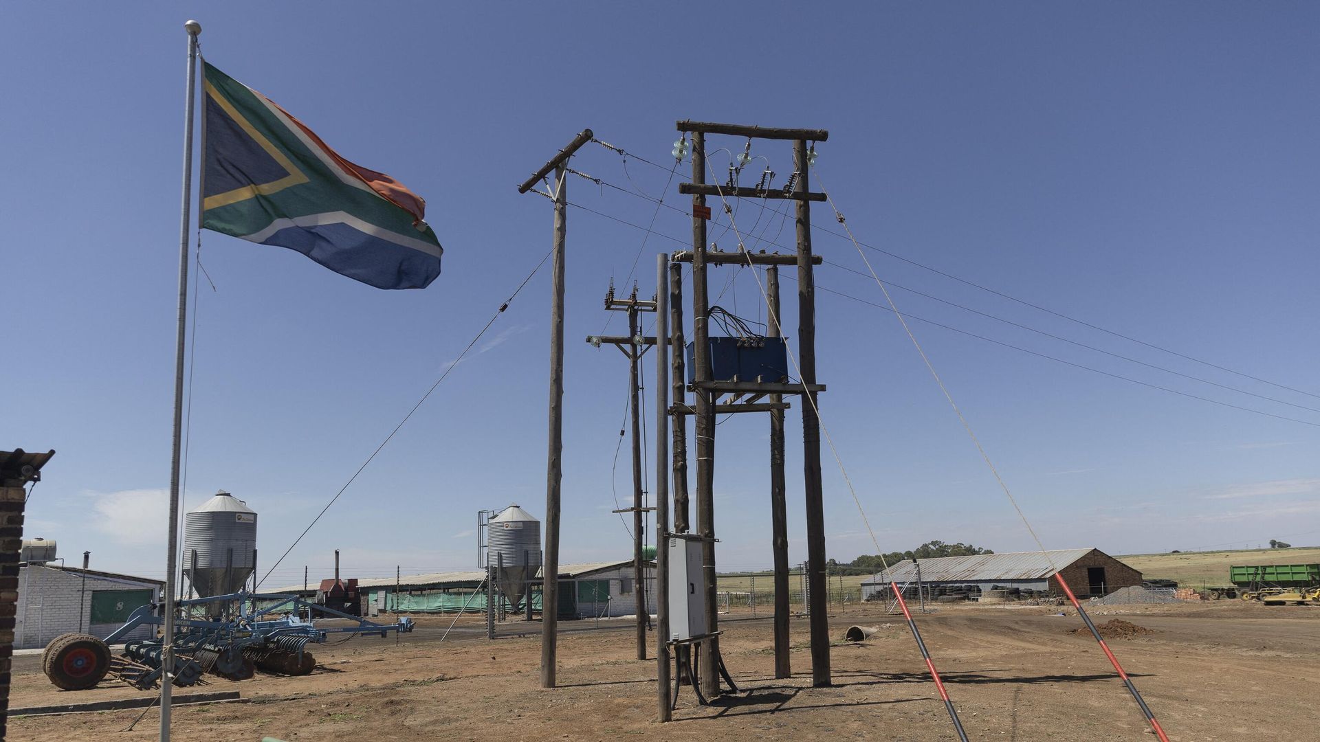 A South African flag waves next to electricity poles at the Frangipani Boerdery farm near Lichtenburg on January 23, 2023. A South African flag waves next to electricity poles at the Frangipani Boerdery farm near Lichtenburg on January 23, 2023. - Sputnik International, 1920, 25.01.2023