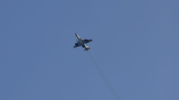 A picture taken on February 1, 2018, shows a Russian air force Sukhoi-25 fighter jet flying over the Syrian city of Saraqib, southwest of Aleppo.  - Sputnik International