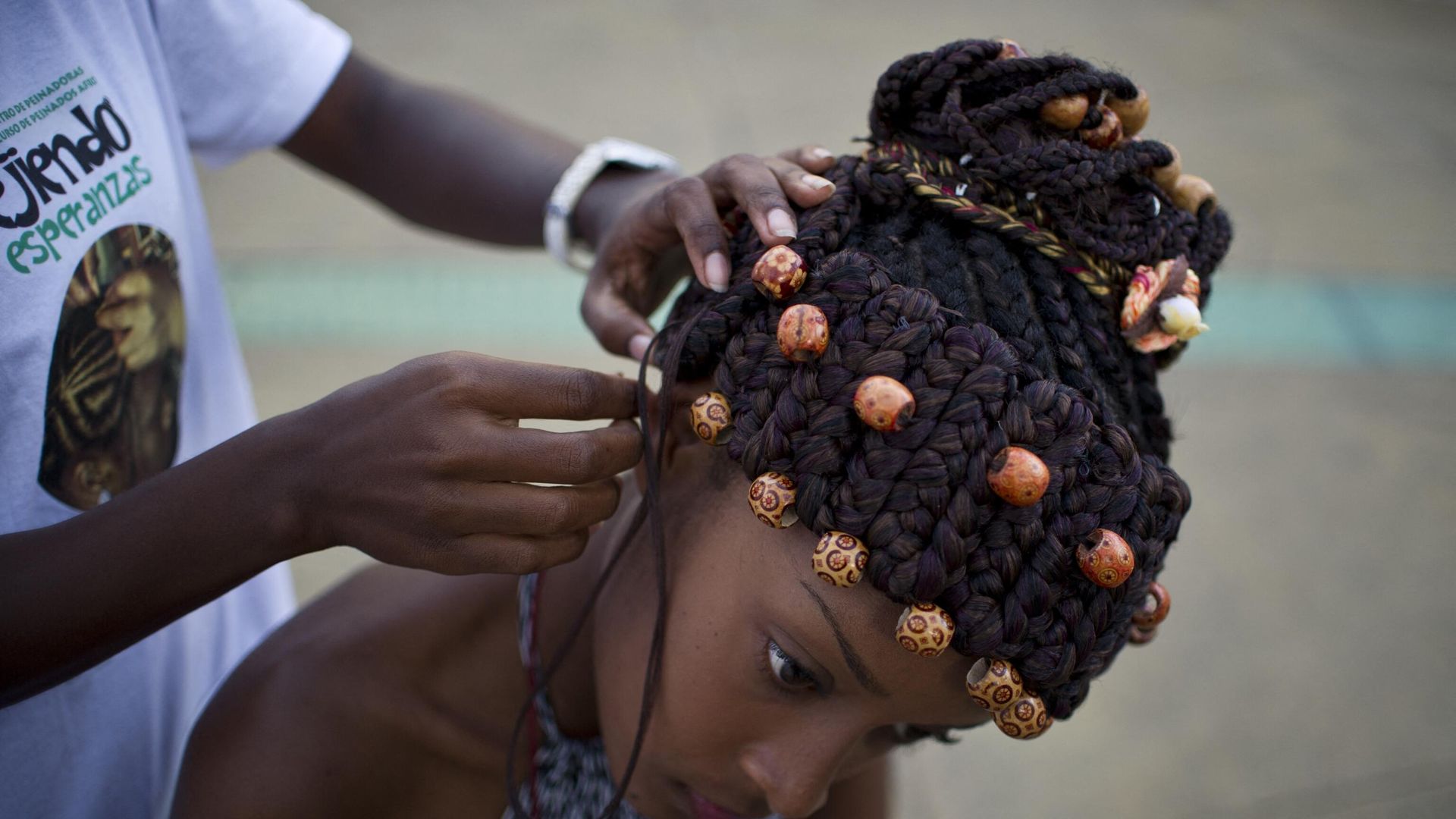 A woman makes an Afro-Colombian hairstyle during the 10th contest of Afro-hairdressers Tejiendo Esperanzas, on June 1, 2014, in Cali, Valle del Cauca department, Colombia. A woman makes an Afro-Colombian hairstyle during the 10th contest of Afro-hairdressers Tejiendo Esperanzas, on June 1, 2014, in Cali, Valle del Cauca department, Colombia. - Sputnik International, 1920, 25.01.2023