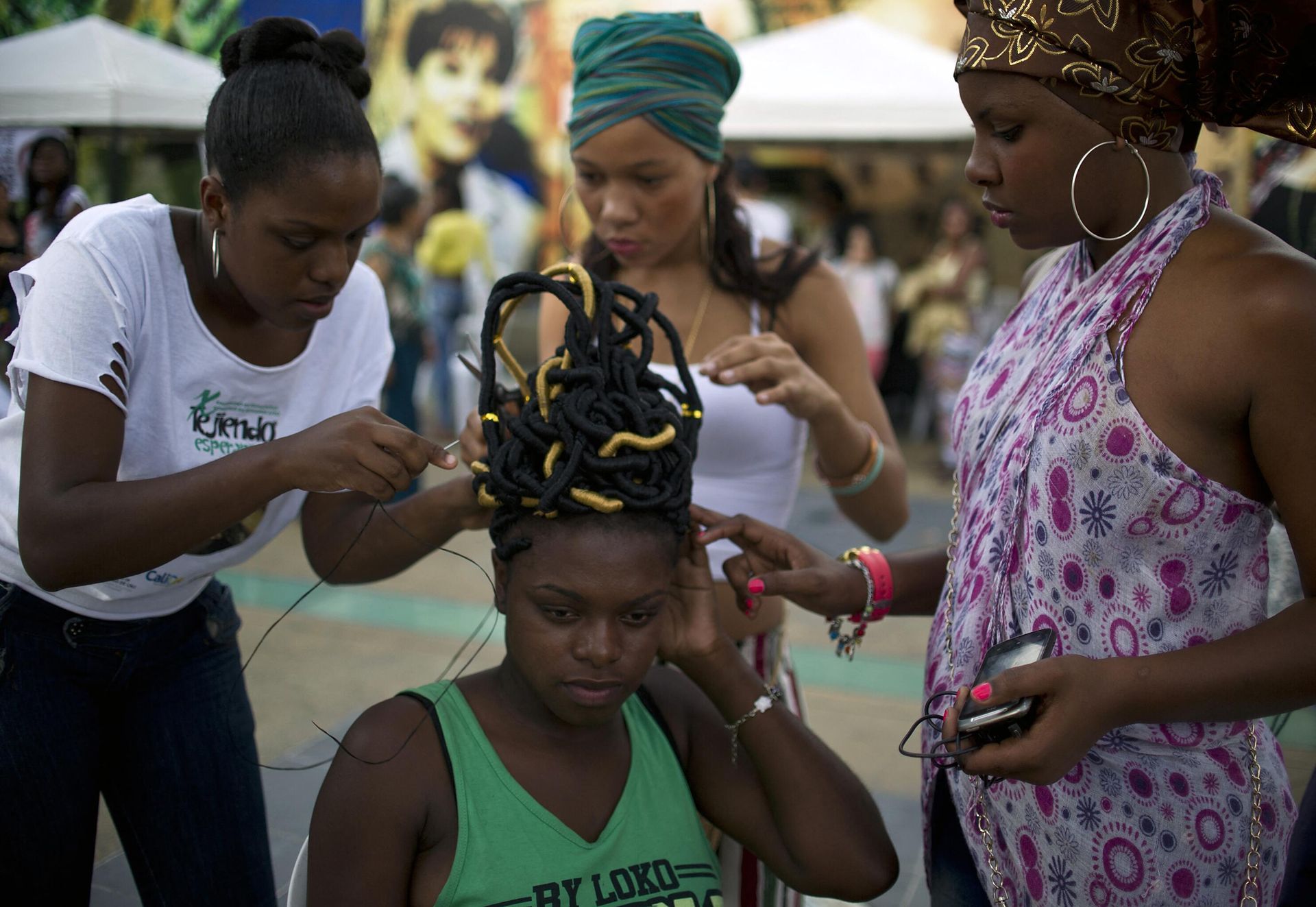 A woman makes an Afro-Colombian hairstyle during the 10th contest of Afro-hairdressers Tejiendo Esperanzas, on June 1, 2014, in Cali, Valle del Cauca department, Colombia. A woman makes an Afro-Colombian hairstyle during the 10th contest of Afro-hairdressers Tejiendo Esperanzas, on June 1, 2014, in Cali, Valle del Cauca department, Colombia. - Sputnik International, 1920, 25.01.2023