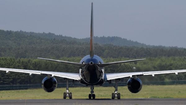 A Boeing-757-200 passenger plane is seen on the runway at the Dmitri Hvorostovsky International Airport in Krasnoyarsk, Russia.  - Sputnik International