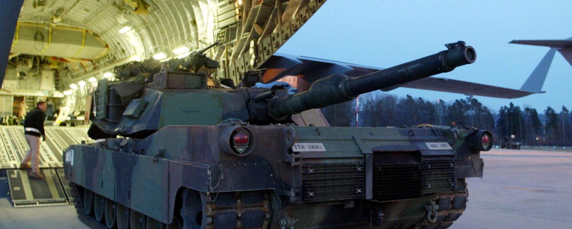 US soldiers of the 1st Armored Brigade of the 1st Infantry Division load a M1-A Abrams tank. US soldiers of the 1st Armored Brigade of the 1st Infantry Division load a M1-A Abrams tank. - Sputnik International, 1920, 25.01.2023