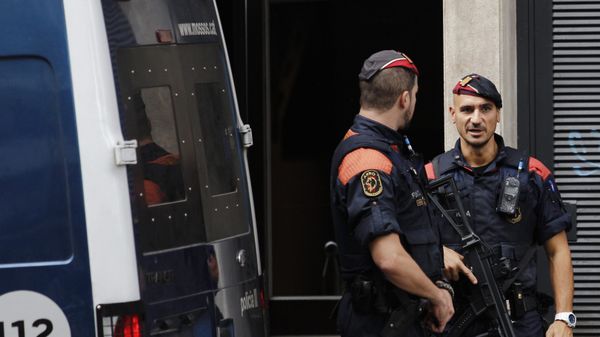 Police are seen herein Barcelona during a general strike - Sputnik International