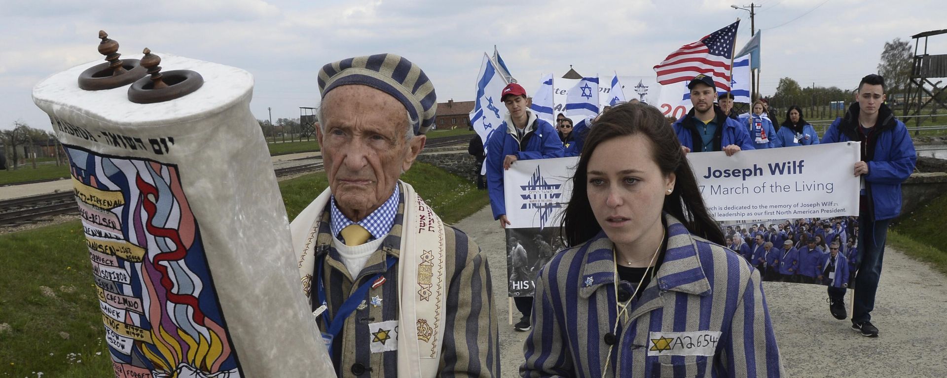 Holocaust survivor Edward Mosberg from New Jersey, USA, and his granddaughter Jordana Karger walk in the former German Nazi Death Camp, Poland Holocaust survivor Edward Mosberg from New Jersey, USA, and his granddaughter Jordana Karger walk in the former German Nazi Death Camp, Poland - Sputnik International, 1920, 27.01.2023