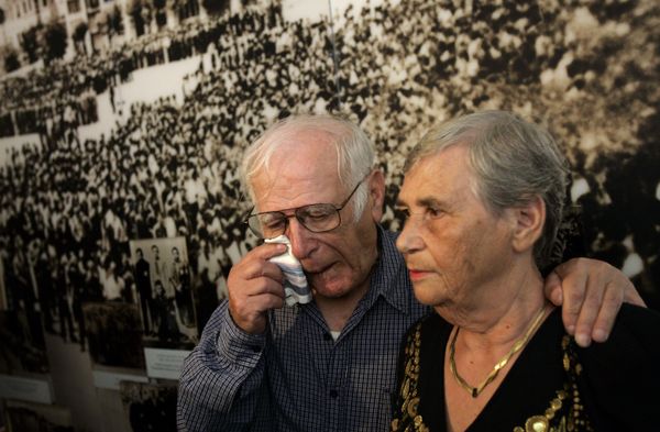 Simon Glasberg, 81, of Ottawa, Canada, left, wipes his eyes as he hugs his sister Hilda Shlick, 75, from Ashdod, Israel, during their meeting at the Yad Vashem Holocaust museum in Jerusalem, Monday Sept. 18, 2006. The two siblings were reunited after 65 years  thanks to Hilda's grandchildrens' search in the database of Holocaust victims' names. - Sputnik International