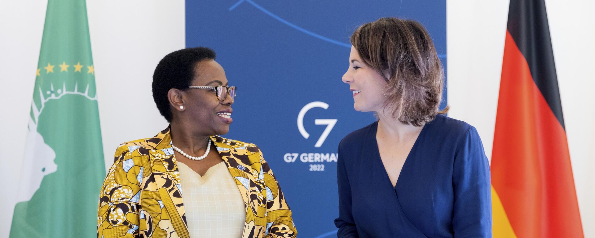 The Deputy Chair of the African Union Commission, Monique Nsanzabaganwa, left, and German Foreign Minister Annalena Baerbock, right, talk during a meeting as part of the G7 Foreign Ministers Meeting in Muenster, Germany, Friday, Nov. 4, 2022. The Deputy Chair of the African Union Commission, Monique Nsanzabaganwa, left, and German Foreign Minister Annalena Baerbock, right, talk during a meeting as part of the G7 Foreign Ministers Meeting in Muenster, Germany, Friday, Nov. 4, 2022. - Sputnik International, 1920, 26.01.2023
