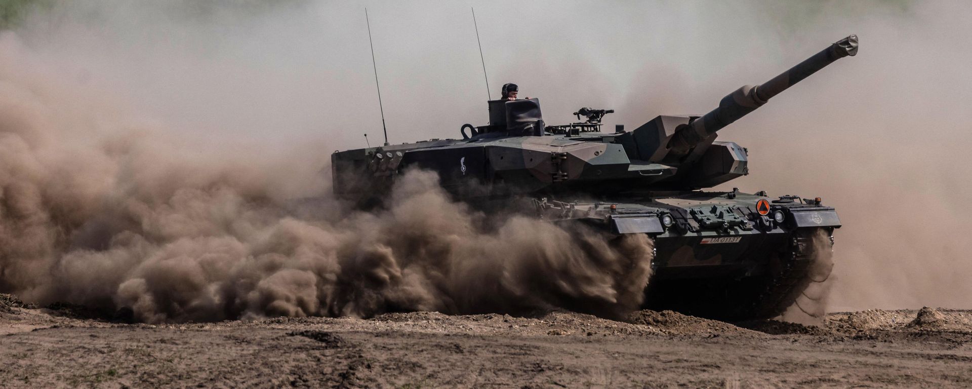 This picture taken on May 19, 2022 shows soldiers on a Polish Leopard tank as troops from Poland, USA, France and Sweden take part in the DEFENDER-Europe 22 military exercise, in Nowogard, Poland This picture taken on May 19, 2022 shows soldiers on a Polish Leopard tank as troops from Poland, USA, France and Sweden take part in the DEFENDER-Europe 22 military exercise, in Nowogard, Poland - Sputnik International, 1920, 28.01.2023