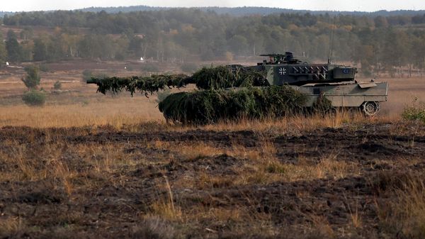 A Leopard 2 battle tanks of the German armed forces Bundeswehr drives during a visit by the German Chancellor to the German Bundeswehr's troops during a training exercise at the military ground in Ostenholz, northern Germany, on October 17, 2022 - Sputnik International